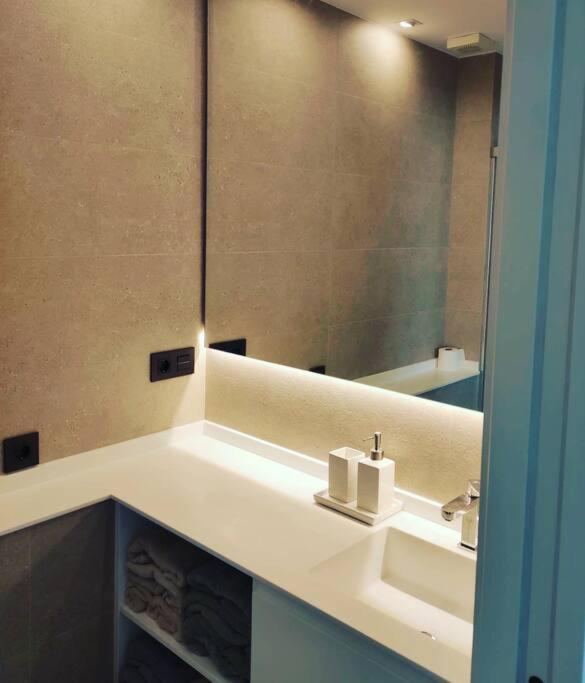 Malecon 47 Apartamento Reformado En Primera Linea Appartement Muxia Buitenkant foto